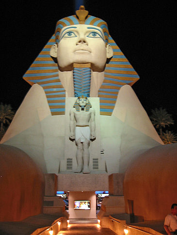 Hotel Luxor bei Nacht Foto 